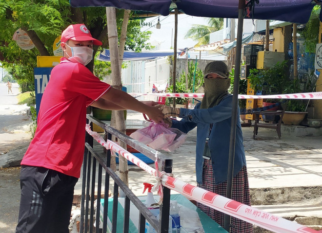 Bếp cơm 0 đồng: Trao yêu thương giữa tâm dịch ở thành phố Đà Nẵng ảnh 2
