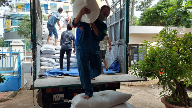 Tiếp nhận, cấp phát gạo cho người dân gặp khó khăn do dịch ảnh 1