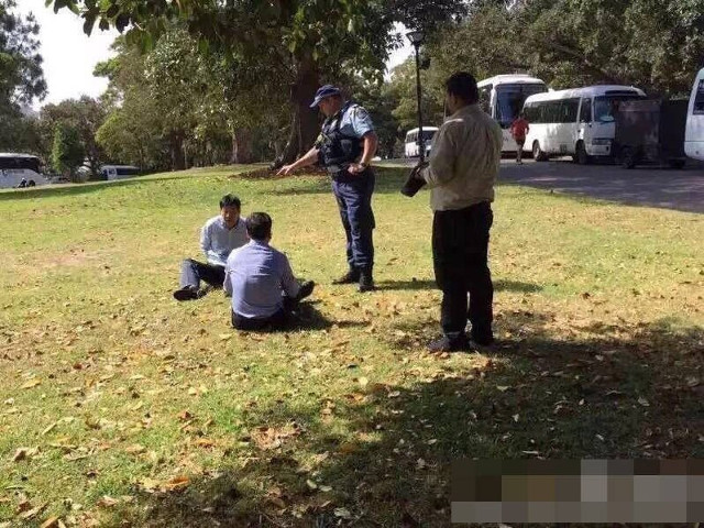 Khách Trung Quốc bị bắt vì tiểu tiện trong Vườn thực vật Australia ảnh 1