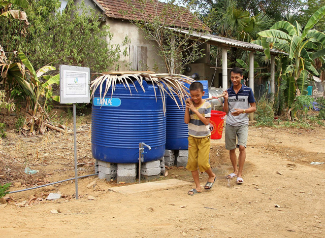 Cung cấp nước sạch miễn phí cho người dân bị ảnh hưởng hạn hán tại xã Mai Hóa (huyện Tuyên Hóa, tỉnh Quảng Bình). (Ảnh: Văn Tý/TTXVN) Nghị quyết phiên họp Chính phủ thường kỳ tháng 9 năm 2020 ảnh 3