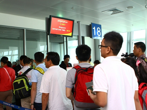 Hành khách đầu tiên trên đường bay mới Thành phố Hồ Chí Minh-Singapore. (Ảnh: VietjetAir cung cấp) VietjetAir khai thác đường bay TP.HCM-Singapore 7 chuyến/tuần ảnh 1