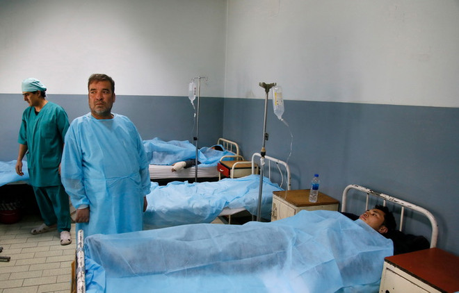 Đánh bom tại Kabul: Số thương vong tăng lên gần 140 người ảnh 1