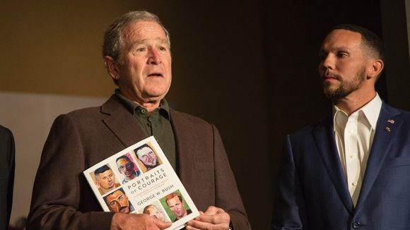 Cựu Tổng thống Bush mở triển lãm tranh về các cựu chiến binh Mỹ ảnh 1