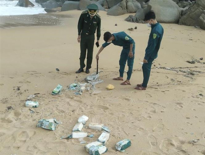 Quảng Ngãi: Nhiều gói nylon nghi chứa ma túy dạt vào bờ biển ảnh 1