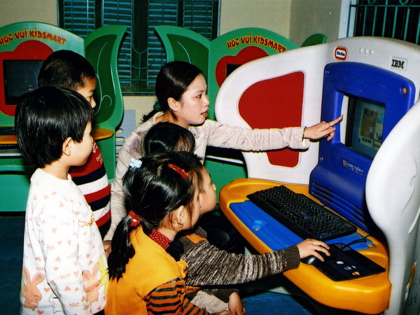 IBM Việt Nam tặng dụng cụ học tập công nghệ cao cho trẻ khó khăn ảnh 1