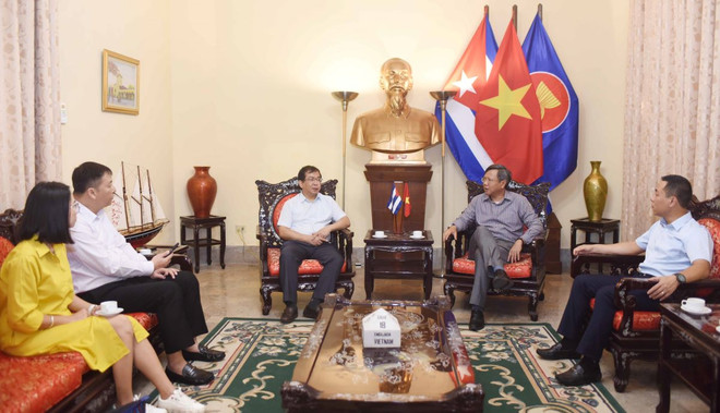 Phó Tổng Giám đốc TTXVN Nguyễn Tuấn Hùng chào xã giao Đại sứ Việt Nam tại Cuba Lê Quang Long. (Ảnh: Việt Hùng/TTXVN) ttxvn_thong_tan_xa_viet_nam_va_doi_tac_cuba_tiep_tuc_day_manh_hop_tac_4.jpg