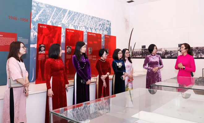 Tổng Giám đốc TTXVN Vũ Việt Trang, Phó Tổng Giám đốc TTXVN Đoàn Tuyết Nhung và các nữ công đoàn viên lắng nghe hướng dẫn viên thuyết trình tại Bảo tàng Phụ nữ Việt Nam. (Nguồn: TTXVN) TTXVN_0703aodai17.jpg