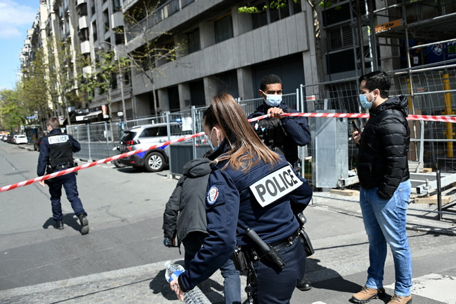 Cảnh sát gác gần bệnh viện ở Paris, Pháp, nơi xảy ra vụ nổ súng ngày 12/4. (Ảnh: AFP/TTXVN) Pháp: Nổ súng bên ngoài bệnh viện ở Paris, 1 người thiệt mạng ảnh 1