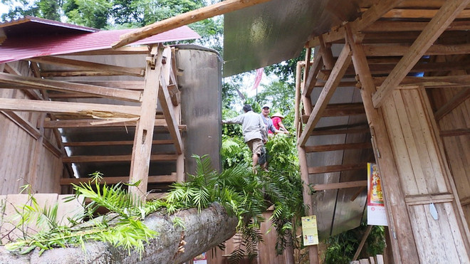 Dông lốc cực mạnh tại Lào Cai, nhiều người vội vã tìm nơi trú ẩn ảnh 1