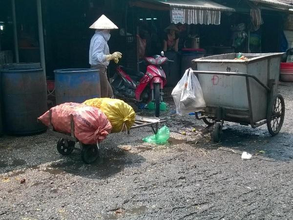 Đường vào chợ Long Biên nhầy nhụa nước thải, bốc mùi hôi thối. (Ảnh: Hùng Võ/Vietnam+) Nhức nhối ô nhiễm môi trường ở chợ đầu mối lớn nhất miền Bắc ảnh 2