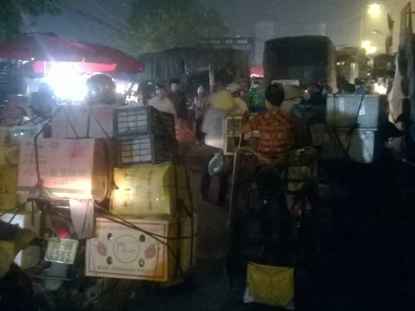Chợ đầu mối Long Biên thải ra nhiều rác nhất vào lúc rạng sáng khi hoạt động mua bán hàng hóa nhộn nhịp nhất. (Ảnh: Hùng Võ/Vietnam+) Nhức nhối ô nhiễm môi trường ở chợ đầu mối lớn nhất miền Bắc ảnh 3