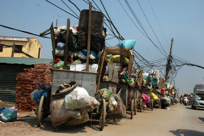 Người dân Hà Nội khốn khổ vì các điểm tập kết rác thải sinh hoạt ảnh 1