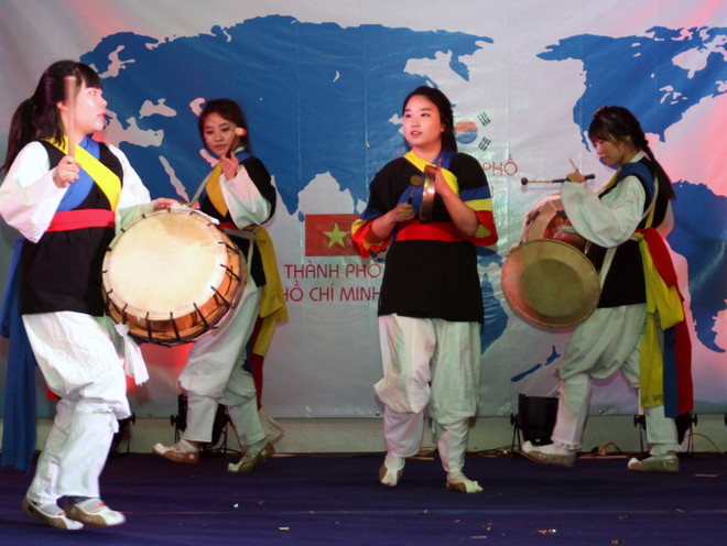 Độc đáo các tiết mục nghệ thuật thể hiện văn hóa Việt Nam-Hàn Quốc ảnh 1