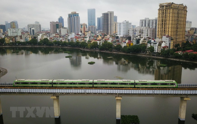 Nhiều người dân đã trải nghiệm tàu Cát Linh-Hà Đông và đánh giá rất tốt về loại hình vận tải công cộng hiện đại của Thủ đô. (Ảnh: Thành Đạt/TTXVN) 'Nhiều người từ bỏ xe cá nhân để đi làm bằng tàu Cát Linh-Hà Đông' ảnh 1