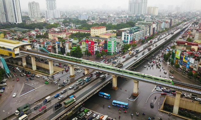 Tuyến đường sắt Cát Linh-Hà Đông đi qua nút giao thông 4 tầng Nguyễn Trãi-Khuất Duy Tiến, quận Thanh Xuân. (Ảnh: Thành Đạt/TTXVN) 'Nhiều người từ bỏ xe cá nhân để đi làm bằng tàu Cát Linh-Hà Đông' ảnh 2