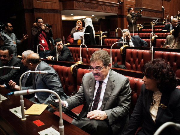 Các thành viên Ủy ban hiến pháp Ai Cập trong cuộc bỏ phiếu ở Cairo, ngày 30/11. (Nguồn: AFP/TTXVN) Ai Cập: Hiến pháp mới sẽ được thông qua với ủng hộ cao ảnh 1