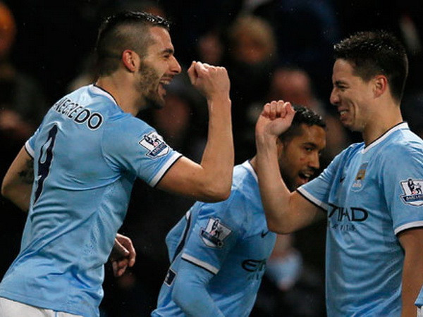 Alvaro Negredo ăn mừng bàn thắng. (Nguồn: Reuters) Negredo, Ibrahimovic lập hat-trick, Messi tái xuất bằng cú đúp ảnh 1
