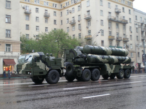 Tên lửa phòng không S-400. (Nguồn: RIA Novosti) Lực lượng Không gian Vũ trụ Nga sẽ được cấp tên lửa S-400 ảnh 1