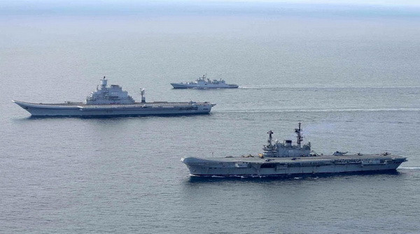 Tàu chiến Ấn Độ hộ tống tàu sân bay INS Vikramaditya. (Nguồn: Indian Navy) Tàu sân bay INS Vikramaditya chính thức cập cảng Ấn Độ ảnh 1