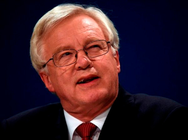 Bộ trưởng Brexit David Davis tại một hội nghị ở Birmingham, Anh ngày 2/10. (Nguồn: EPA/TTXVN) Bộ trưởng phụ trách Brexit của Anh bắt đầu thảo luận về rời EU ảnh 1