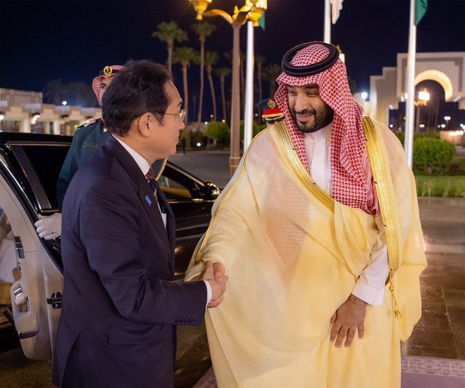 Thái tử Saudi Arabia Mohammed bin Salman tiếp Thủ tướng Nhật Bản Fumio Kishida tại Cung điện Al-Salam ở Jeddah ngày 16/7. (Nguồn: SPA) Saudi Arabia-Nhật Bản ký kết nhiều thỏa thuận thúc đẩy hợp tác kinh tế ảnh 1