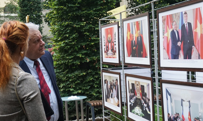 65 năm quan hệ ngoại giao Việt Nam và các nước Trung-Đông Âu ảnh 1