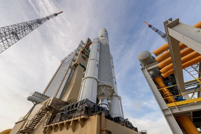 Tên lửa đẩy Ariane 5 trên bệ phóng. (Ảnh: ESA) Ai Cập phóng thành công vệ tinh viễn thông đầu tiên Tiba 1 ảnh 1