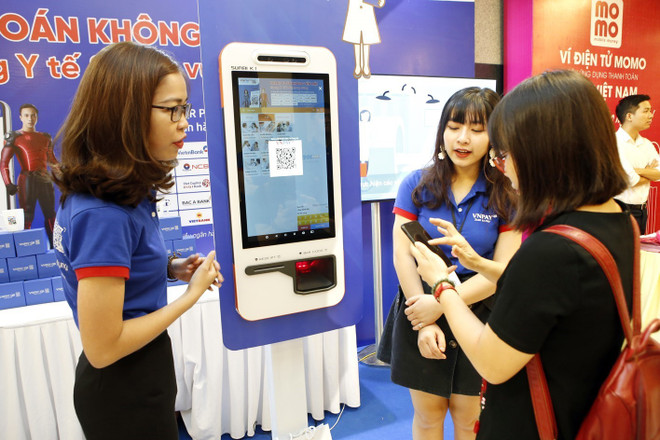 Bộ Y tế đẩy mạnh triển khai thanh toán điện tử không dùng tiền mặt trong ngành y tế. (Ảnh: Dương Ngọc/TTXVN) Giải quyết các rào cản, tạo sức bật cho thương mại điện tử Việt Nam ảnh 1