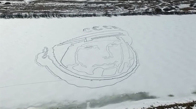 Khuôn mặt khổng lồ của Yuri Gagarin xuất hiện trên hồ băng ảnh 1