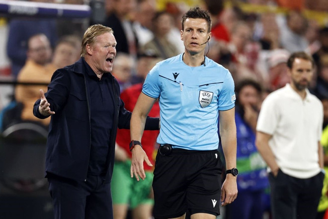 HLV Ronald Koeman bức xúc khi Hà Lan bị thổi phạt penalty. (Nguồn: AP) anh-ha-lan-tranh-cai03.jpg