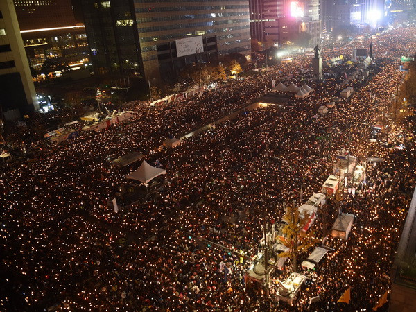 Biểu tình yêu cầu Tổng thống từ chức tại trung tâm Seoul ngày 19/11. (Nguồn: EPA/ TTXVN) Người dân Hàn Quốc kêu gọi Tổng thống lập tức từ chức ảnh 1