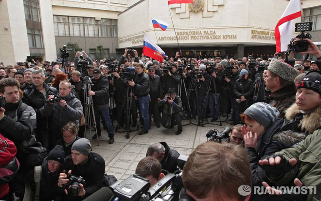 Ukraine: Dân quân thân Nga chiếm lại trụ sở Crimea ảnh 1