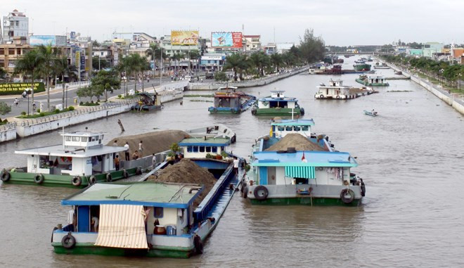 Vận tải đường thủy vẫn chưa khai thác hết được tiềm năng lợi thế về luồng tuyến sông ngòi. (Nguồn: TTXVN) BOT đường thủy: Hàng cõng nhiều, mức phí có rẻ hơn đường bộ? ảnh 1