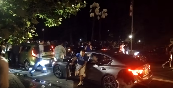 Người chơi Pokemon Go gây náo loạn vì bắt “thú quý” trong đêm ảnh 1