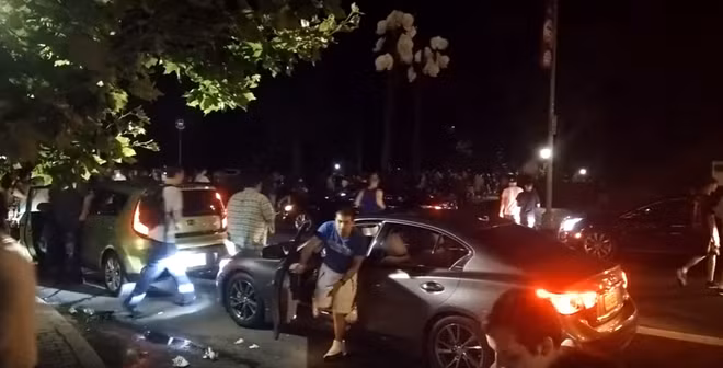 Người chơi Pokemon Go gây náo loạn vì bắt “thú quý” trong đêm ảnh 1
