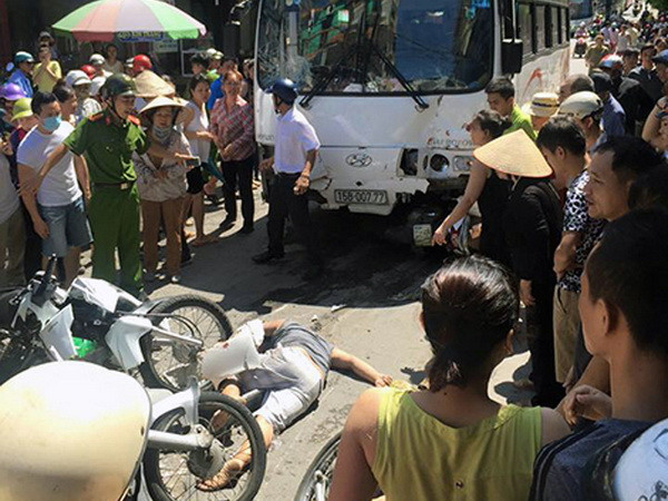 Ôtô mất lái, đâm liên tiếp 4 xe máy làm nhiều người bị thương ảnh 1
