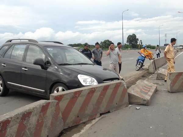 Ôtô đâm vào dải phân cách, bé gái 6 tuổi bị thương nặng ảnh 1