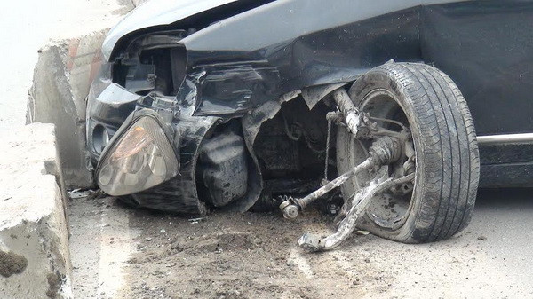 Ôtô đâm vào dải phân cách, bé gái 6 tuổi bị thương nặng ảnh 3