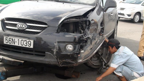 Ôtô đâm vào dải phân cách, bé gái 6 tuổi bị thương nặng ảnh 2