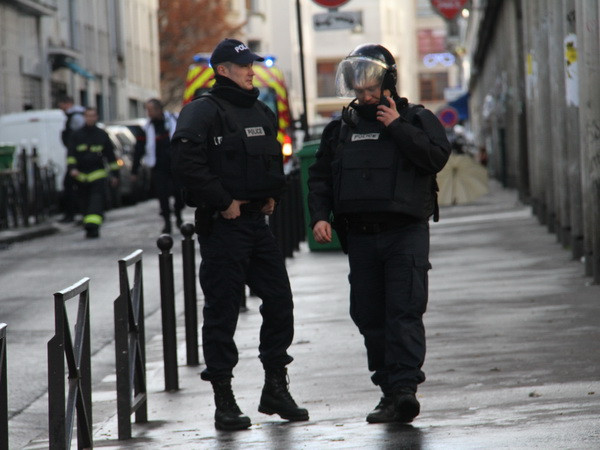 Xác định danh tính một nghi can xả súng trong vụ tấn công tại Paris ảnh 1