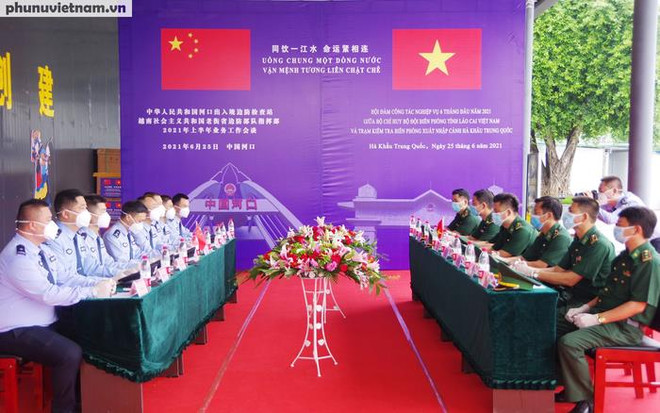 Quang cảnh Hội đàm nghiệp vụ 6 tháng đầu năm 2021 giữa các Đồn Biên phòng tỉnh Lào Cai với Biên phòng Hà Khẩu (Trung Quốc). (Nguồn: phunuvietnam.vn) Việt Nam và Trung Quốc phối hợp tăng cường kiểm soát biên giới ảnh 1