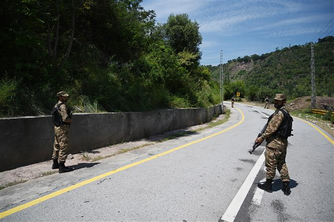 Binh sỹ Pakistan tuần tra gần đường Ranh giới Kiểm soát (LoC) phân chia khu vực Kashmir giữa Ấn Độ và Pakistan, ngày 29/8/2019. (Ảnh: AFP/TTXVN) Ba lý do Pakistan sẽ không cho phép Mỹ đặt căn cứ quân sự ảnh 1
