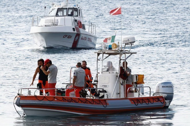 ttxvn_lat du thuyen 2.jpg