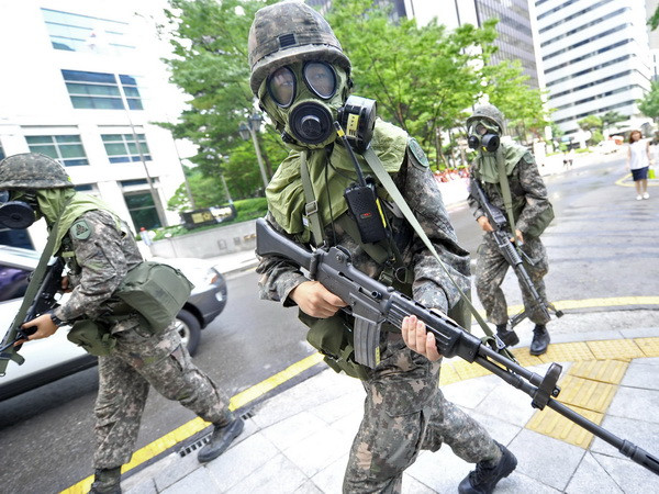 Tập trận chung Hàn Quốc-Mỹ tháng 8/2013. (Nguồn: AFP/TTXVN) Triều Tiên kêu gọi chấm dứt hành động quân sự thù địch ảnh 1