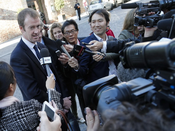 Ông Michael Mann, phát ngôn viên của Phó chủ tịch Ủy ban châu Âu, Cao ủy Liên minh châu Âu phụ trách chính sách an ninh và đối ngoại, trả lời báo giới trong khuôn khổ cuộc đàm phán giữa Iran và nhóm EU 5+1 tại thủ đô Vienna, Áo ngày 14/10. (Nguồn: AFP/TTXVN) Bắt đầu cuộc đàm phán hạt nhân giữa quan chức Mỹ, Iran và EU ảnh 1