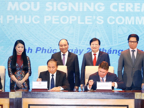 Thủ tướng Nguyễn Xuân Phúc chứng kiến lễ ký biên bản ghi nhớ giữa Ủy ban nhân dân tỉnh Vĩnh Phúc và các nhà đầu tư. (Ảnh: Thống Nhất/TTXVN) Thủ tướng: Vĩnh Phúc phải thành trung tâm phát triển của Bắc Bộ ảnh 2