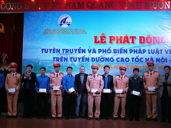 Tặng quà cho các thanh niên, cảnh sát giao thông có thành tích trong công tác đảm bảo trật tự an toàn giao thông. (Ảnh: Thái Hùng/TTXVN) Đảm bảo an toàn giao thông trên tuyến cao tốc Hà Nội-Bắc Giang ảnh 1