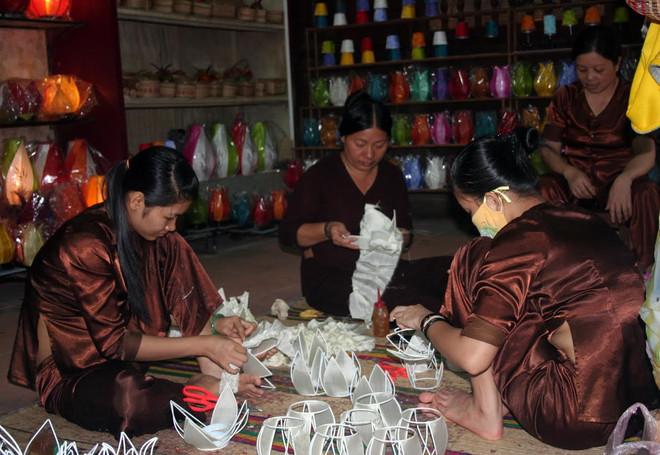 Nghề làm đèn lồng truyền thống của người dân Phố cổ Hội An. (Ảnh: Nguyễn Sơn/Vietnam+) Quảng bá Festival Di sản Quảng Nam 2017 đến với du khách ảnh 2