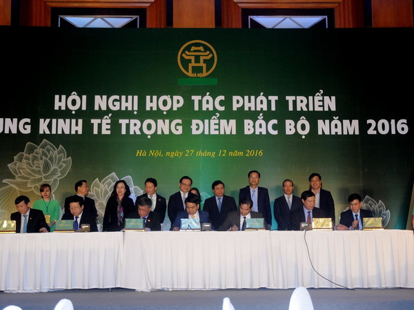 Đại diện 15 tỉnh, thành phố vùng Kinh tế trọng điểm Bắc bộ ký kết thỏa hợp tác giai đoạn 2016-2020. (Ảnh: Quang Quyết/TTXVN) Hà Nội ký kết hợp tác với 14 tỉnh, thành phố khu vực Bắc Bộ ảnh 1