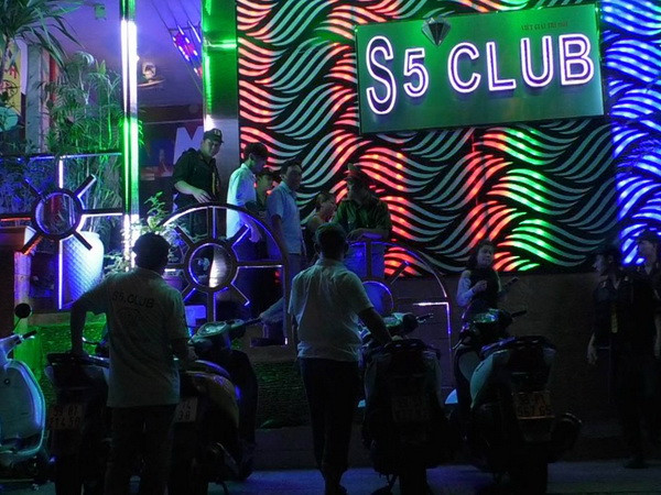 Công an TP.HCM bất ngờ tiến hành kiểm tra một loạt quán bar lớn ảnh 1